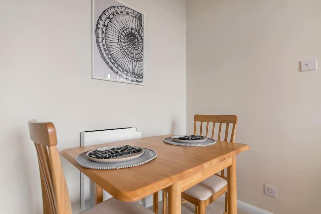1-Bed Seaside Apartment With Parking كرومر المظهر الخارجي الصورة