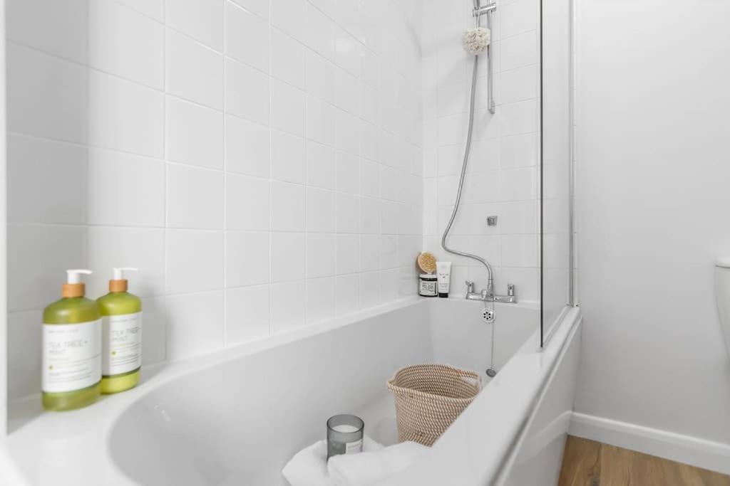 1-Bed Seaside Apartment With Parking كرومر المظهر الخارجي الصورة